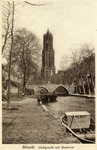 856407 Gezicht op de Oudegracht Tolsteegzijde te Utrecht, met de Weesbrug en op de achtergrond de Domtoren.